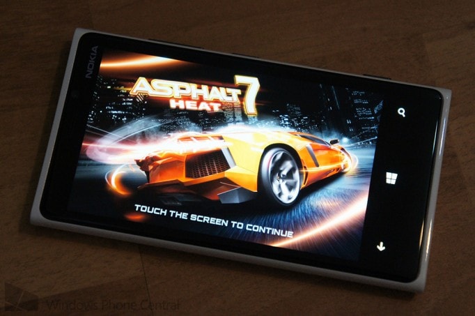 Asphalt 7: Heat si aggiorna e gira bene anche su smartphone con 512 MB di RAM