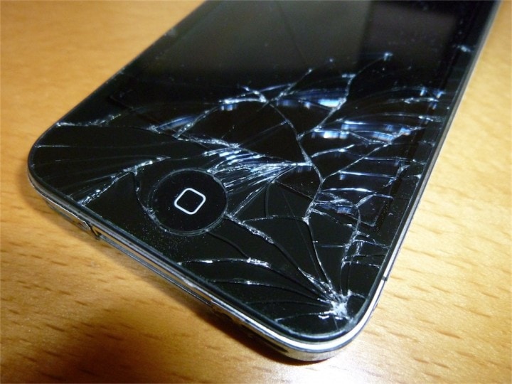 Apple: le cover per iPhone devono proteggerlo da almeno 1 metro di caduta