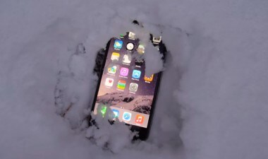 Immagini Natale Iphone 6.Una Fredda Notte Di Natale Per Questo Iphone 6 Plus Sepolto Nella Neve Video Mobileworld