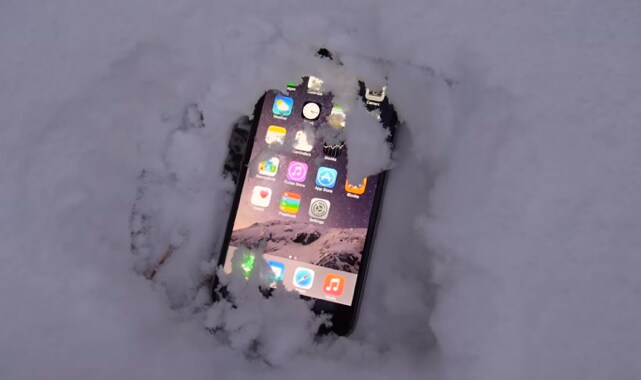 Una fredda notte di Natale per questo iPhone 6 Plus sepolto nella neve (video)