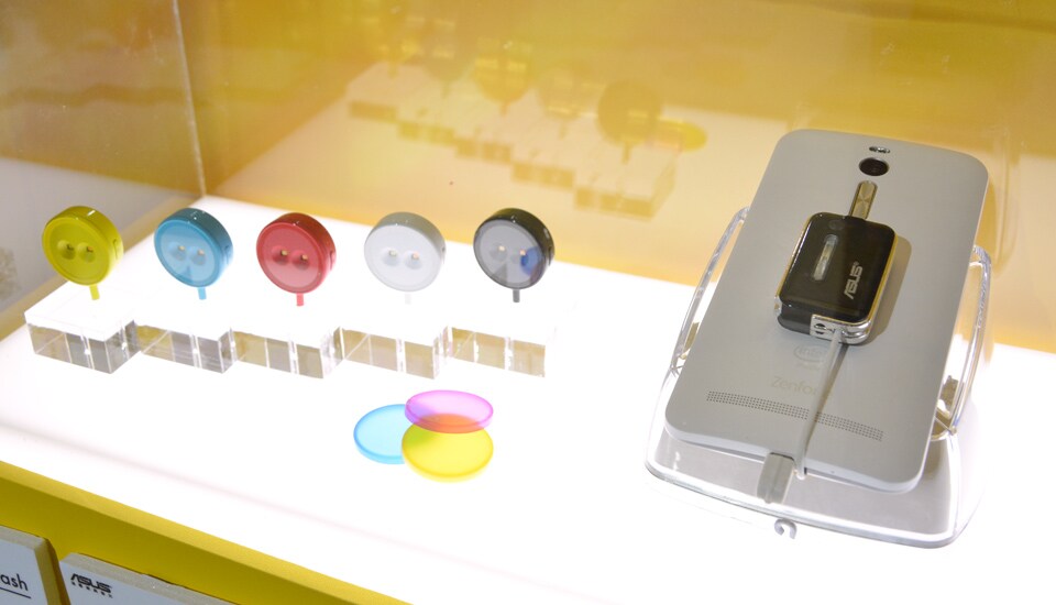 ASUS presenta un flash esterno allo xenon, ed uno a LED con filtri colorati