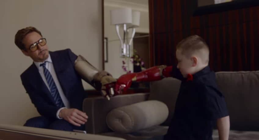 Iron Man regala un braccio bionico a un bambino (video)