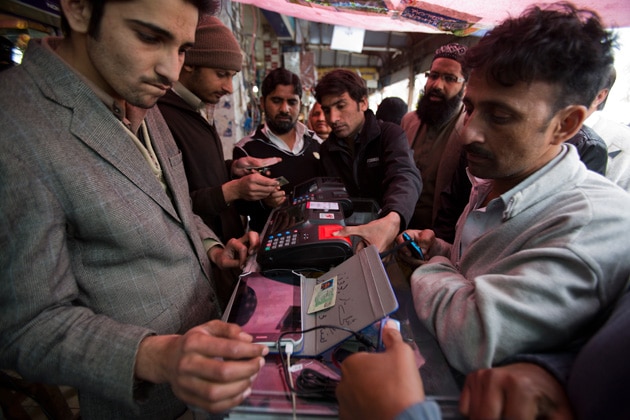 Il Pakistan vuole le impronte digitali di chiunque abbia un cellulare