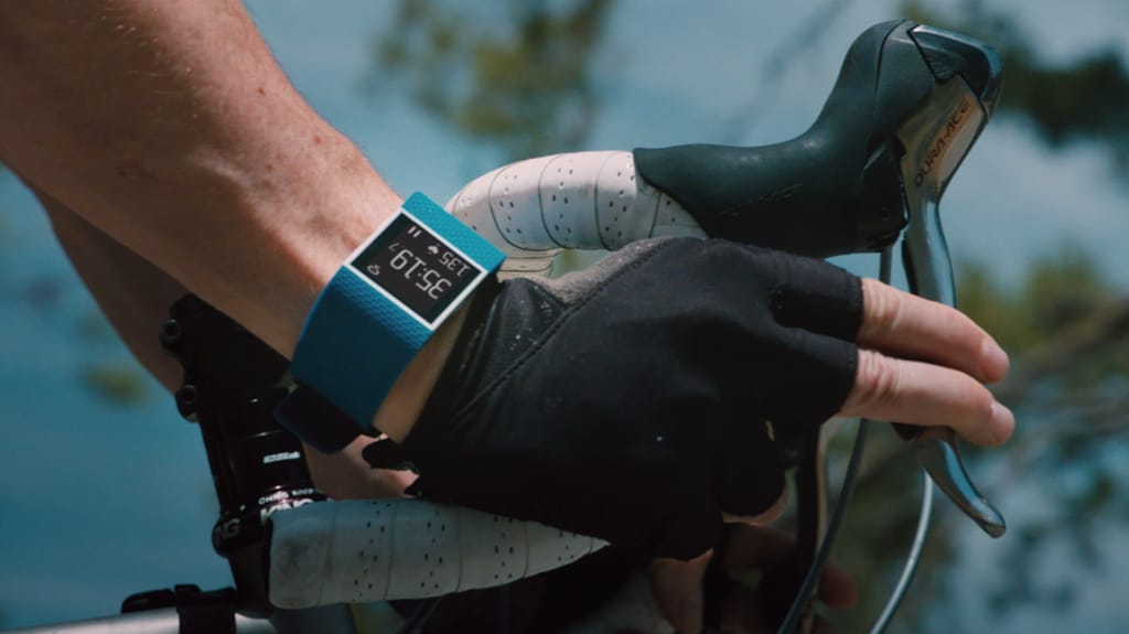 Novità da Fitbit: ciclismo su Surge e supporto a più dispositivi