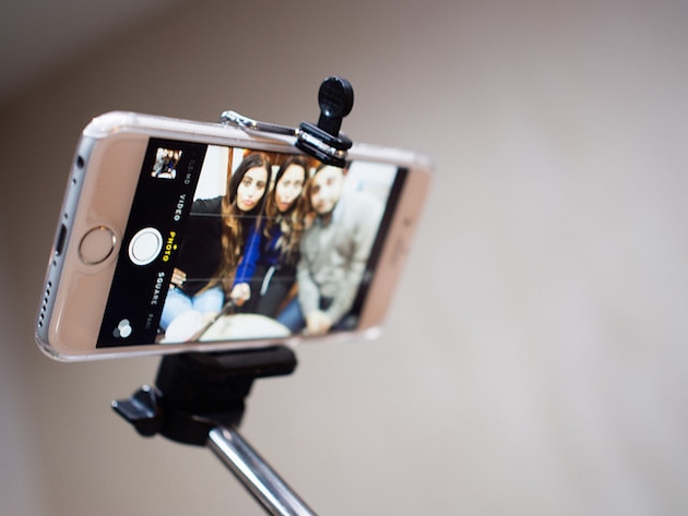 Il bastoncino non bastava: adesso Selfie Stick è anche un&#039;app
