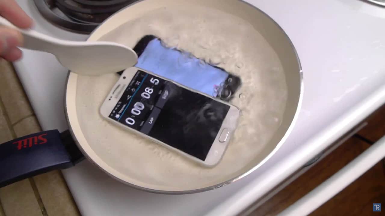 Galaxy S6 straccia iPhone 6...in un test di bollitura! (video)