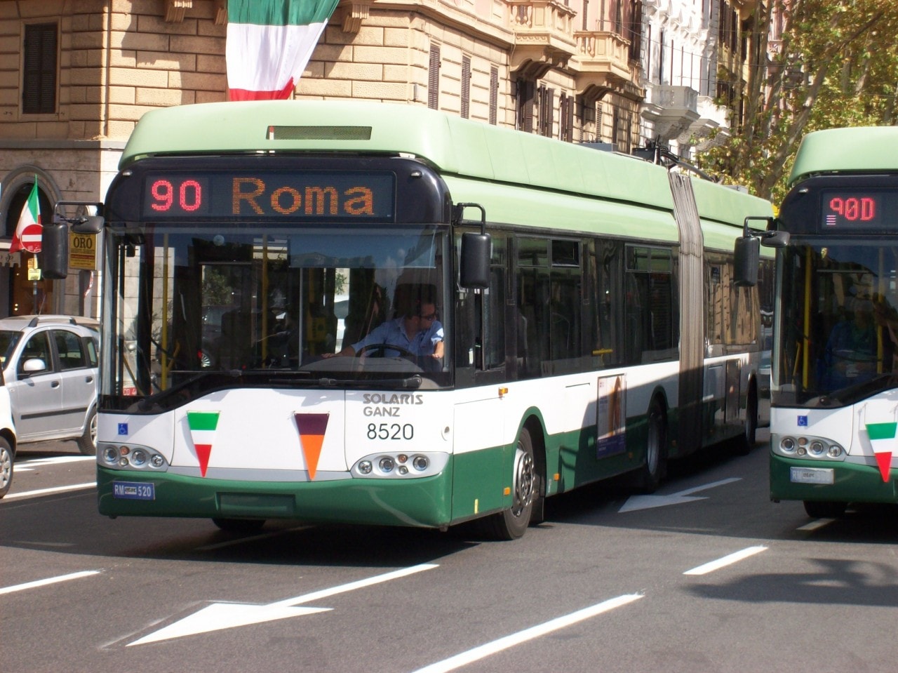 Da oggi i biglietti dei mezzi pubblici a Roma si pagano con lo smartphone