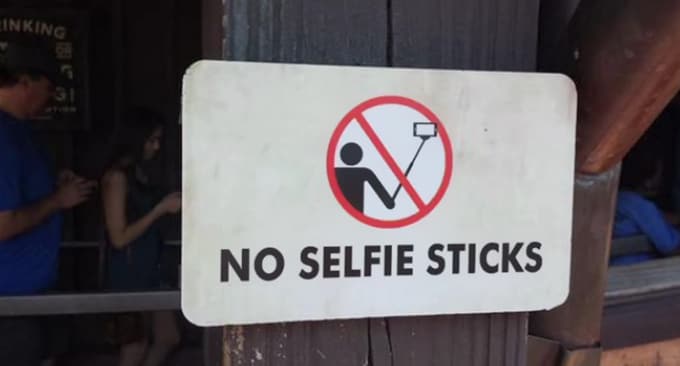 Disney dice no ai bastoni per i selfie nei suoi parchi