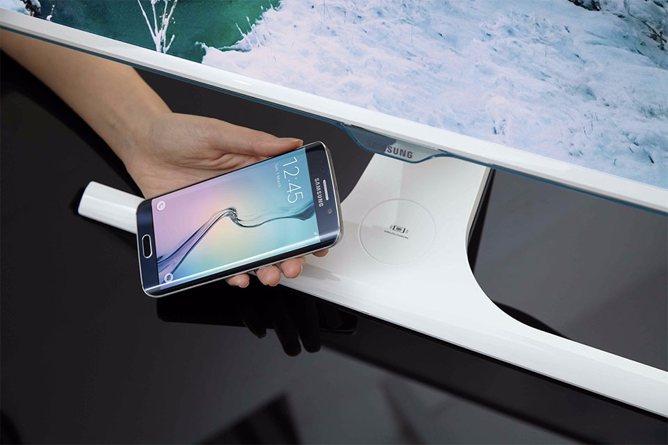 Da Samsung arrivano due monitor per ricaricare lo smartphone senza fili (video)
