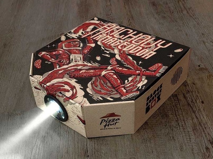 Blockbuster Box, il proiettore in cartone ideato da Pizza Hut (video)