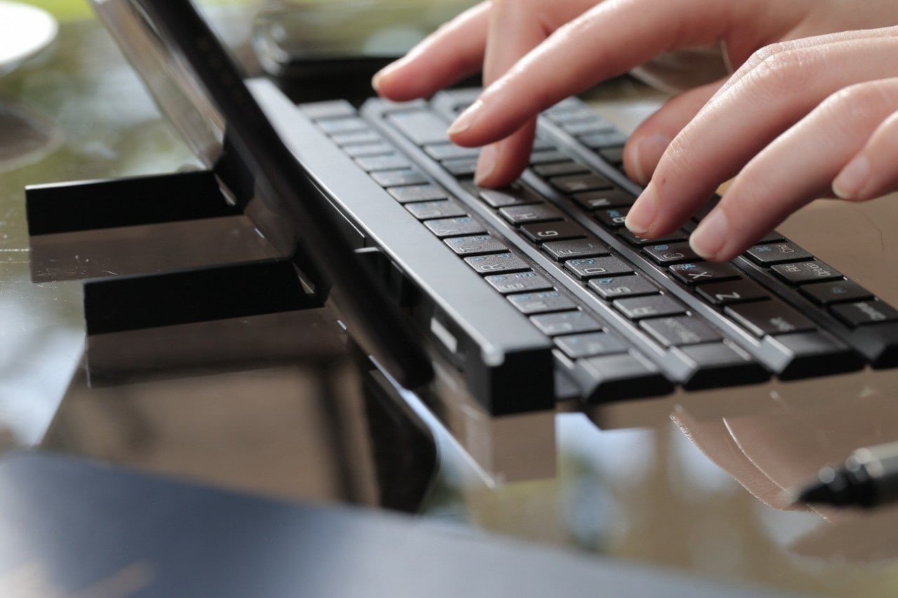 LG Rolly Keyboard è la tastiera rigida e arrotolabile per i vostri smartphone e tablet (foto e video)