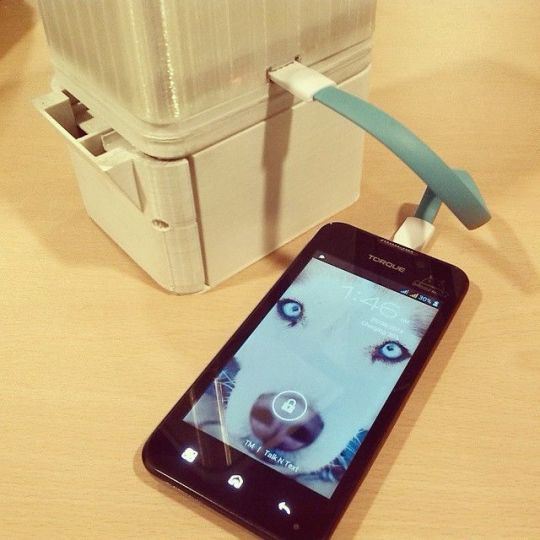 Una lampada alimentata ad acqua salata per ricaricare gli smartphone (e non solo!)