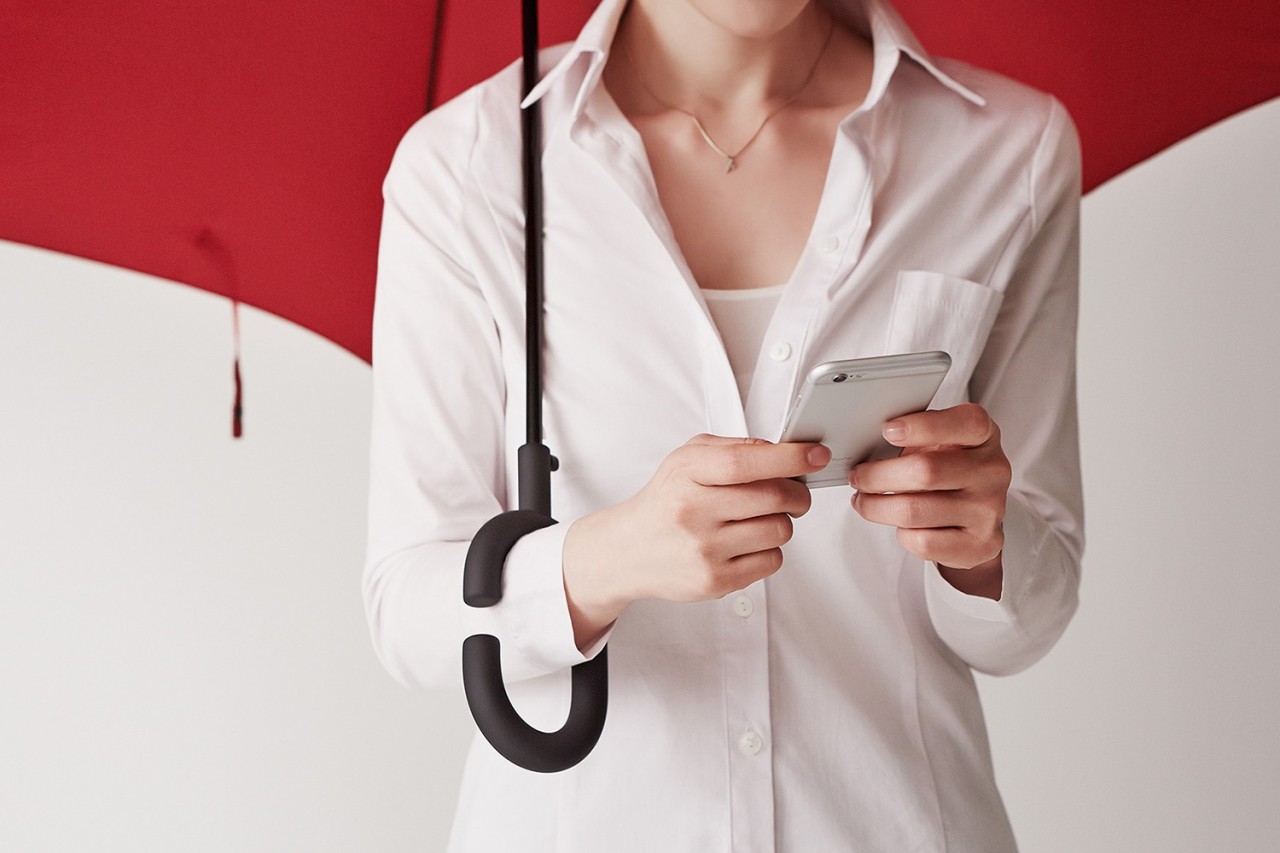 Phone-brella vi protegge dalla pioggia mentre chattate (video)
