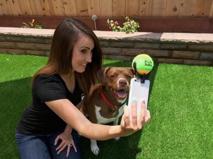 Su Kickstarter c&#039;è la soluzione per i selfie col vostro cane, o per rovinare il vostro telefono! (foto e video)