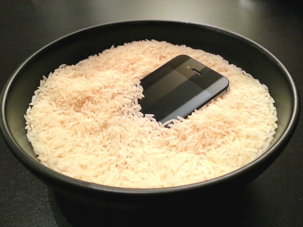 Il riso non salva lo smartphone bagnato, facciamocene una ragione!