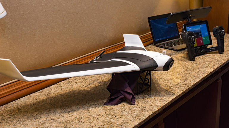 Parrot lancia un drone con le ali con visuale in prima persona da tablet (foto)