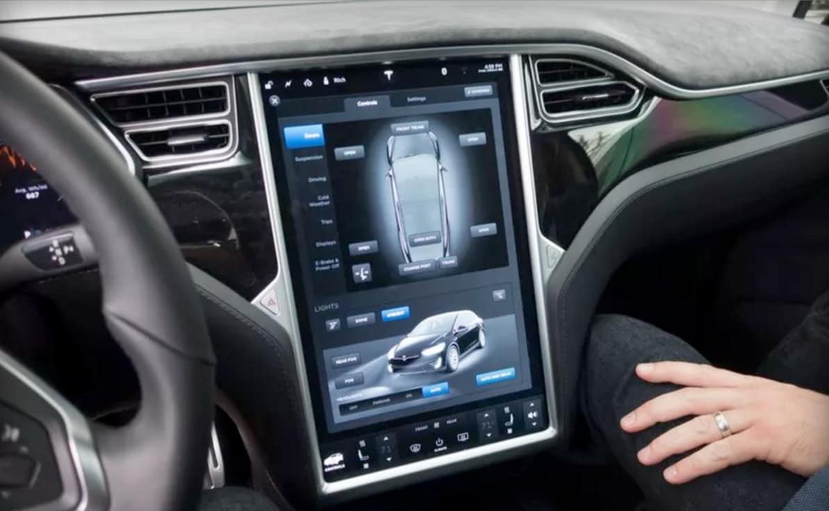 Il gigantesco touchscreen delle Tesla offrirà il mirror per gli smartphone