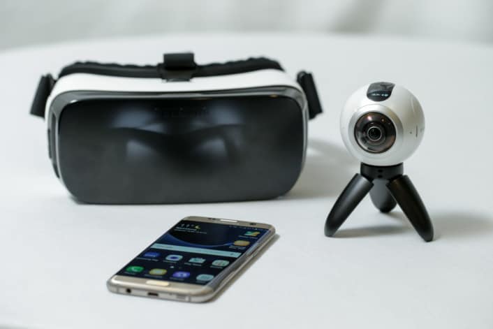 Samsung Gear 360 ufficiale: ecco l&#039;occhio a tutto tondo per gli smartphone Galaxy (foto e video)