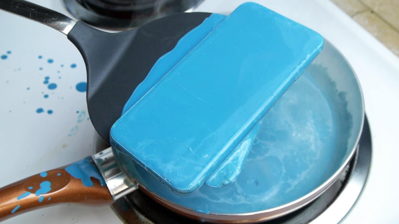 Non c&#039;è mai fine al peggio: guardate un iPhone 6s bollito con pastelli blu! (video)