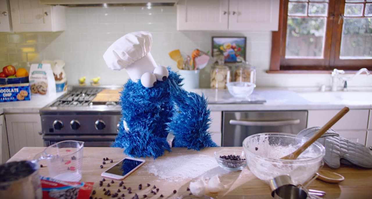 Cookie Monster è il protagonista del nuovo spot Apple (video)
