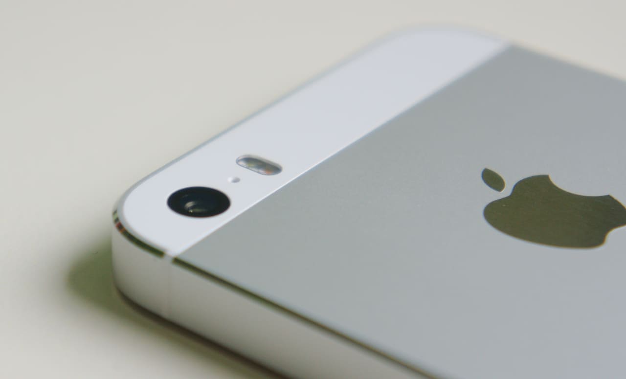 Un prototipo id iPhone 5S ci indica che Apple aveva diverse idee per il colore del dispositivo (foto)