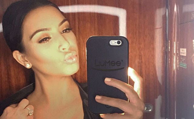 Questa cover con LED renderà i vostri selfie belli come quelli di Kim Kardashian (foto)