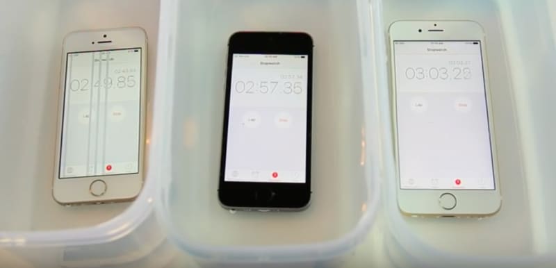 iPhone SE resisterà immerso in acqua per un&#039;ora? Risponde questo video