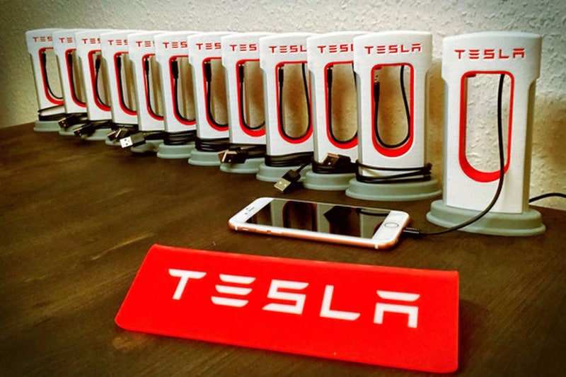 Caricate lo smartphone come la Model 3, stampando il caricatore Tesla (video)