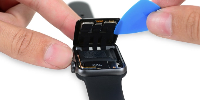 Il teardown di iFixit svela la batteria di Apple Watch Series 2 (e non solo!)