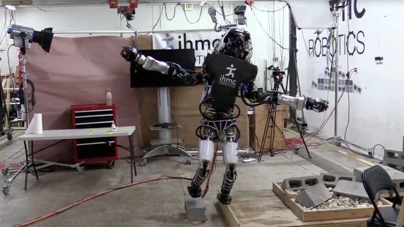 Guardate il robot di Boston Dynamics che si regge su un piede (video)
