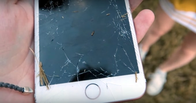 Guardate un iPhone 7 sopravvivere ad un drop test da un elicottero (video)