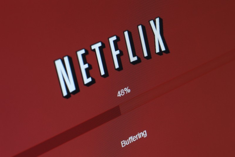 Per risparmiare spazio, Netflix fa a pezzi film e serie TV