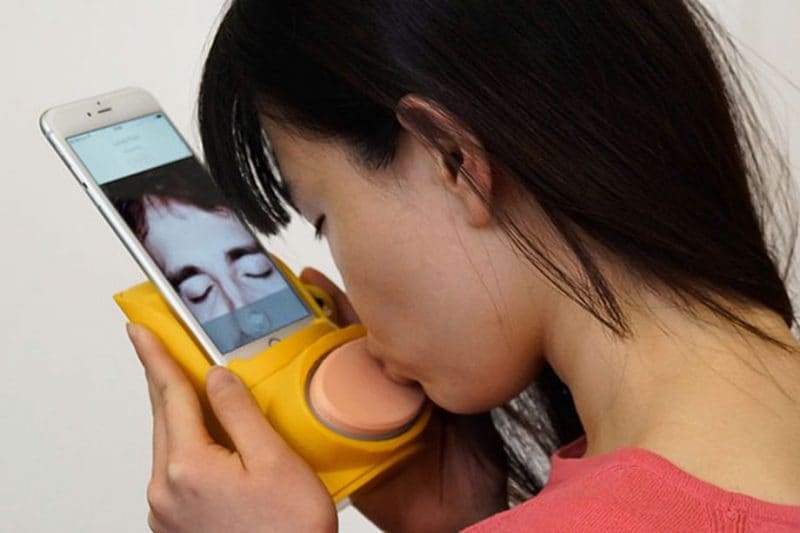 Kissenger: il simulatore di baci da smartphone per le relazioni a distanza