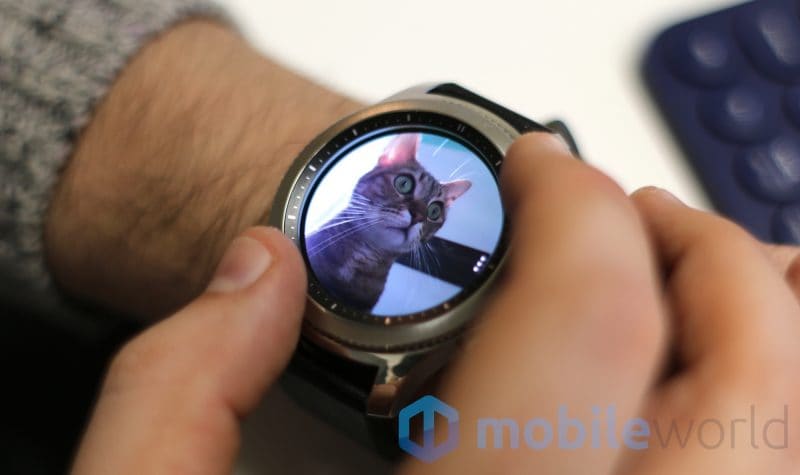 Samsung al lavoro su una custodia per smartphone in grado di ricaricare lo smartwatch