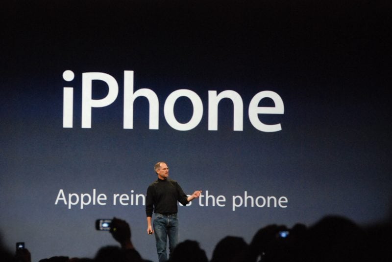Dieci anni fa Apple ha rivoluzionato la telefonia: buon compleanno, iPhone