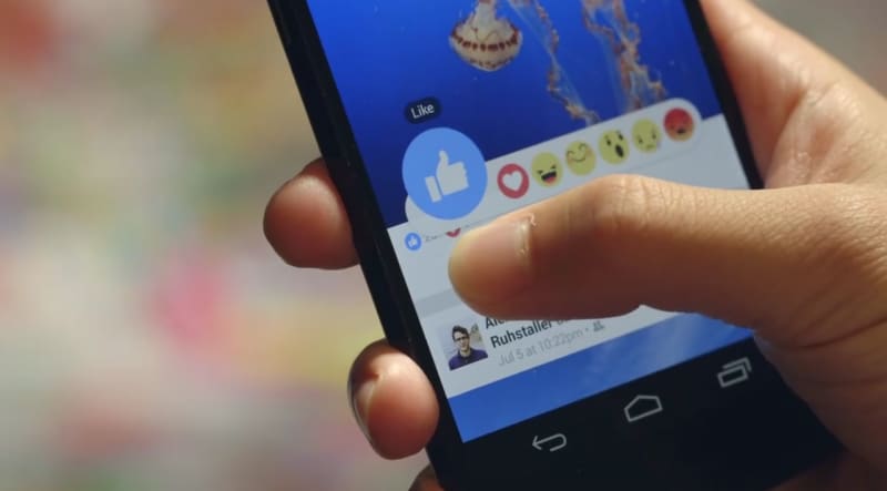 Facebook sta testando un fastidioso pulsante flottante per suggerirci video da vedere
