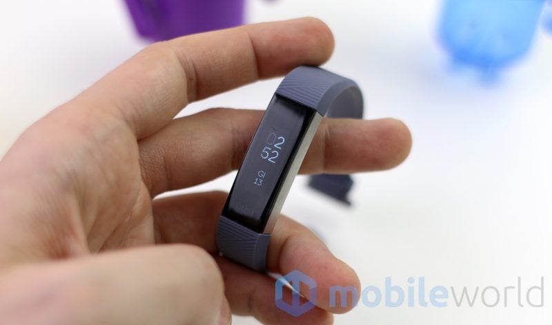 Fitbit Alta HR a 79€ su Amazon: smartband di qualità con tracciamento continuo del battito (video)