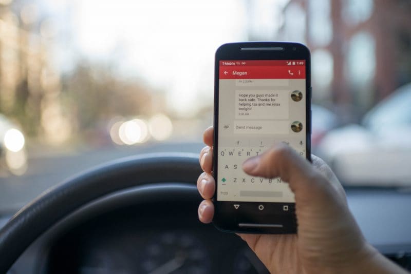Fino a 3 mesi di patente sospesa per chi usa lo smartphone alla guida