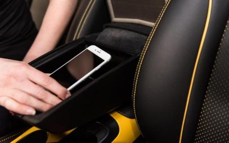 Nissan ha creato un contenitore per smartphone che evita distrazioni alla guida (video)
