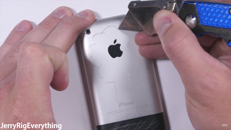 Buone notizie per chi vuole comprare un iPhone 2G: non si piega! (video)