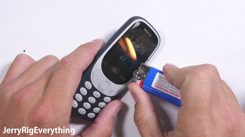 Nokia 3310 si graffia e si brucia, ma non si spezza