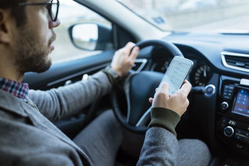 Cambiano le regole se &quot;beccati&quot; con lo smartphone alla guida: sospensione immediata della patente