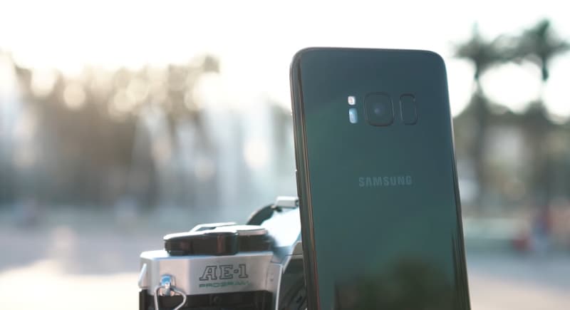 Come se la cava la fotocamera di Galaxy S8 rispetto ad una macchina a pellicola? (video)