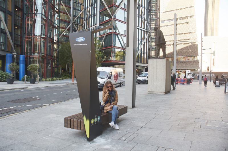 A Londra anche sedersi diventa smart: ecco le panchine con ricarica wireless e Wi-Fi (foto)