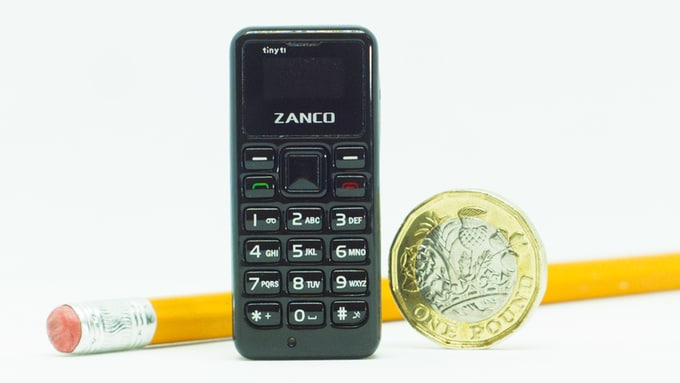 Zanco Tiny T1 è un cellulare più piccolo del vostro pollice (foto e video)