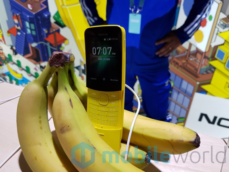 Il &quot;Banana Phone&quot; arriva in italia: Nokia 8110 4G disponibile a 89€