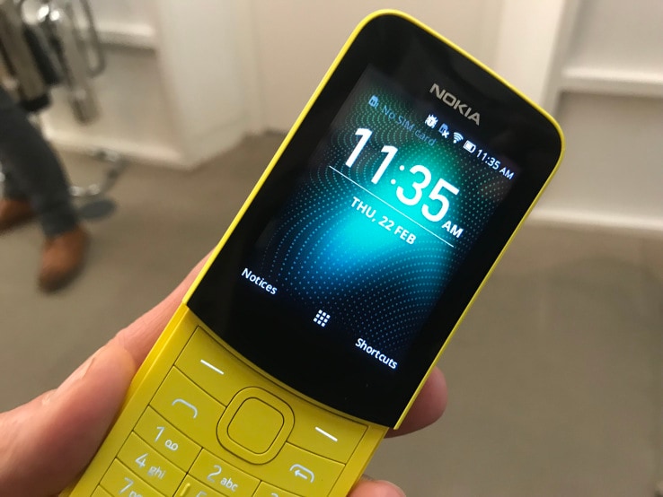 Con l&#039;ultimo aggiornamento il giallo &quot;banana phone&quot; Nokia 8110 4G diventa blu e verde (video)