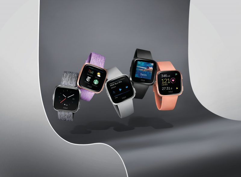 Fitbit Versa ufficiale: un pizzico di Apple Watch e un po&#039; di Pebble per dimenticare lo Ionic (foto e video)