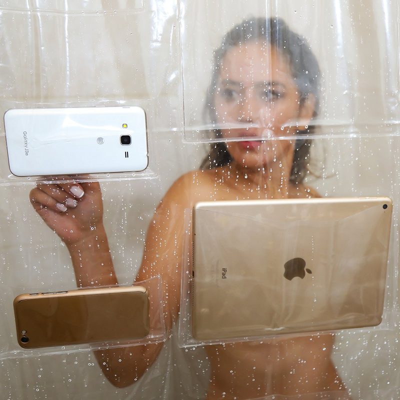 Se separarvi dal vostro smartphone vi provoca ansia, questa tenda da doccia fa per voi (foto)
