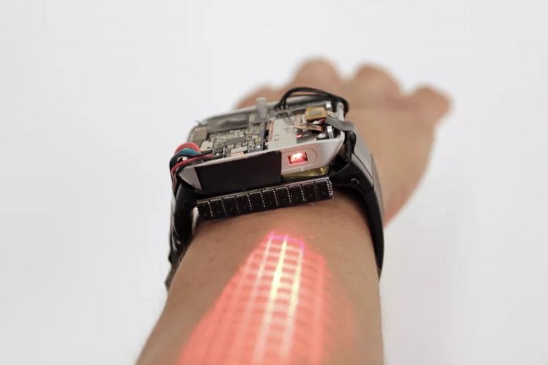 Se il display di uno smartwatch è troppo piccolo per l&#039;interazione touch, che ne dite del vostro braccio? (video)